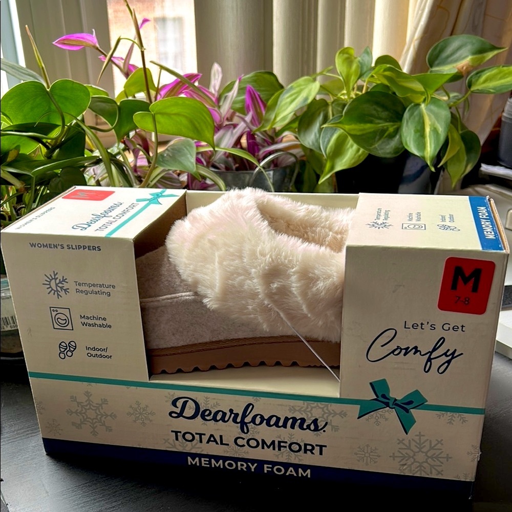 New in box Dearfoams Women's fur Slippers in Cream size 7-8